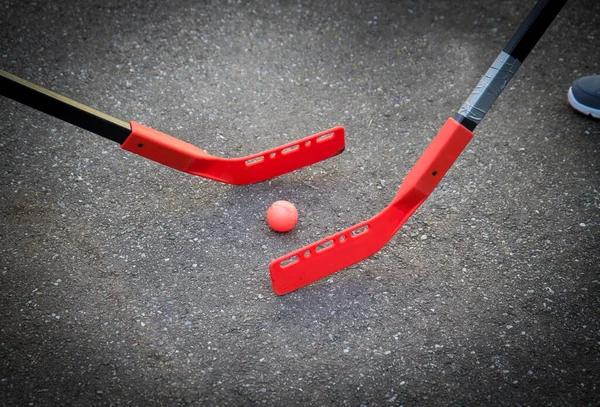 Kinder Spielen Hockey Auf Der Straße — Stockfoto