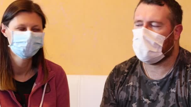 ウイルスフェイスマスクを身に着けているカップルや保護手袋キス コロナウイルスの概念 — ストック動画