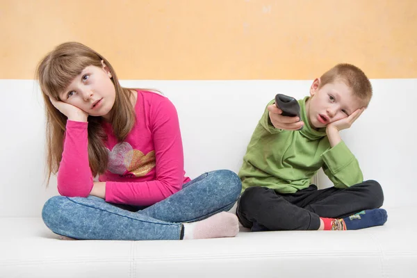 Verveelde Kinderen Zitten Bank Kijken Tijdens Coronavirus Quarantaine — Stockfoto