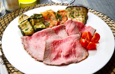 Kızarmış sebzeli biftek.