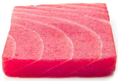 Beyaz arkaplanda izole edilmiş ton balığı saşimi