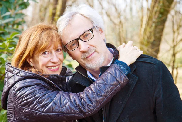 Fröhliches Seniorenpaar Genießt Friedliche Natur — Stockfoto