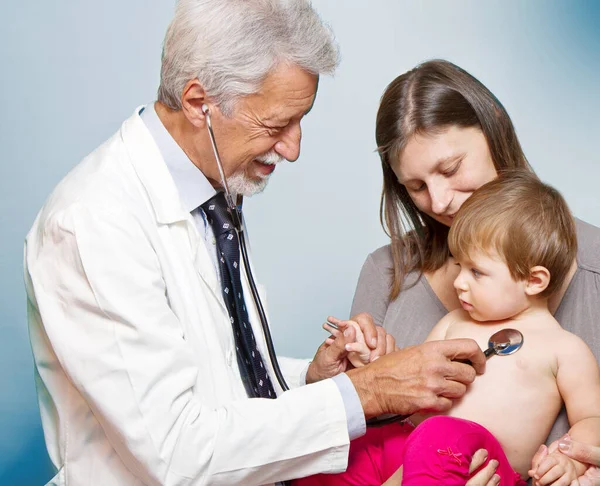 Erkek Doktor Çocuk Bir Hastayı Muayene Ediyor — Stok fotoğraf