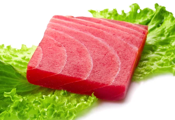 Tuńczyk Sashimi Sałatką Białym Tle — Zdjęcie stockowe