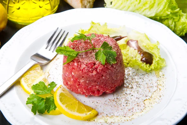 Menutup Tartar Daging Sapi Dengan Salad Segar Dan Irisan Lemon — Stok Foto