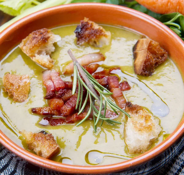 お椀の周りに新鮮な野菜がのった野菜スープ — ストック写真