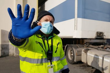 Coronavirus koruma maskeli hızlı kuryelik yapan genç bir işçi.