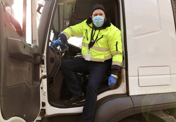 Mladý Transportér Kamionu Obličejovou Maskou Ochrannými Rukavicemi Pro Coronavirus — Stock fotografie