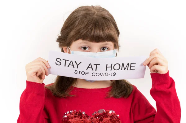 Дівчинка Тримає Плакат Повідомленням Залишайся Вдома Про Запобігання Коронавірусу Covid — стокове фото