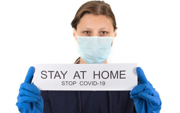 Жінка Тримає Плакат Повідомленням Залишайся Вдома Про Запобігання Коронавірусу Covid — стокове фото