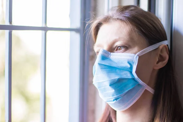 Covid Pandemic Coronavirus Kvinna Hem Isolering Auto Karantän Bära Ansiktsmask — Stockfoto