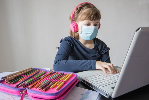 Hübsches Schulmädchen Lernt Hausaufgaben Mathematik Während Ihres Online Unterrichts Hause — Stockfoto