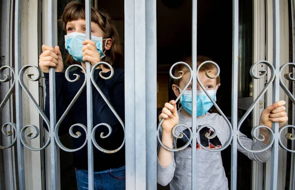 Covid Pandemia Koronawirus Małe Dzieci Domu Izolacja Auto Kwarantanna Noszenie — Zdjęcie stockowe