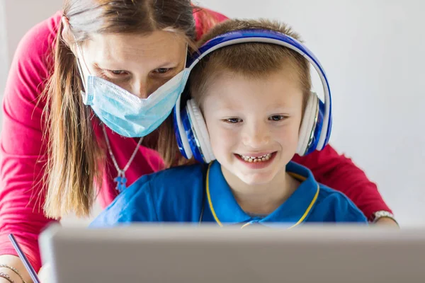 Brote Coronavirus Cierre Cierre Escuelas Madre Ayudando Hijocon Mascarilla Estudiar — Foto de Stock