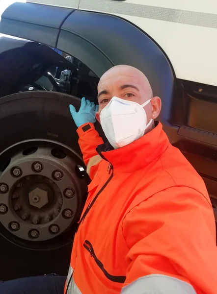 Transportador Joven Camión Con Máscara Facial Guantes Protección Para Coronavirus — Foto de Stock