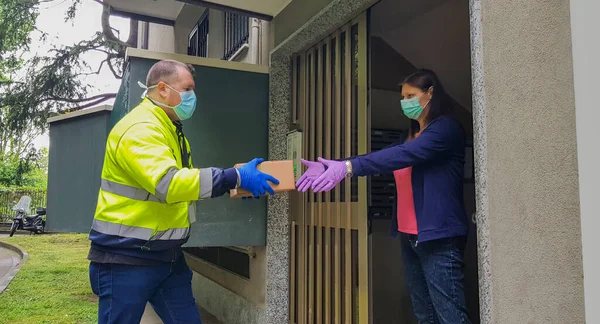 Mensajero Máscara Protectora Entrega Paquete Guantes Cliente Guantes Médicos Recibe — Foto de Stock