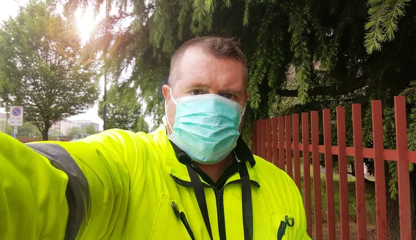 コロナウイルス保護マスク付き急行配達の若い労働者 — ストック写真