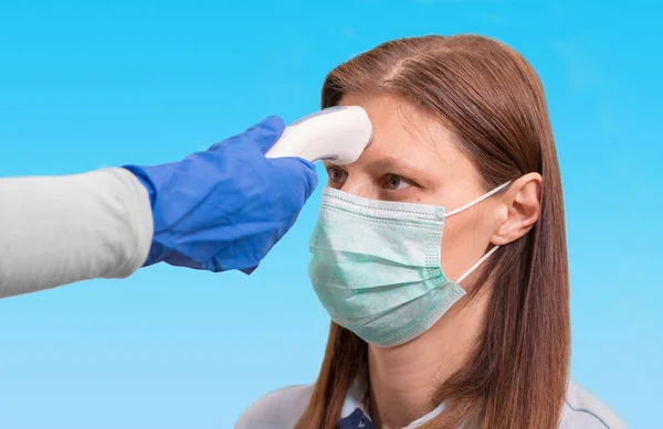 Coronavírus Médico Usando Luvas Segurando Termômetro Médico Infravermelho Testa Para — Fotografia de Stock