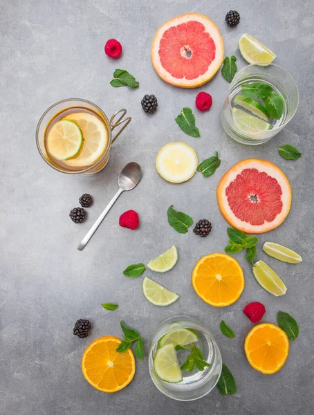 Koncepce Detoxikačních Nápojů Infúzní Voda Vápnem Grapefruitem Citrusy Citronem Mátou — Stock fotografie