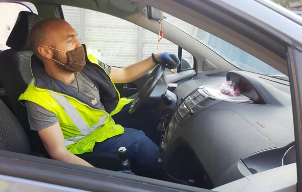 司机带着面具和手套开车以防止考拉韦 — 图库照片