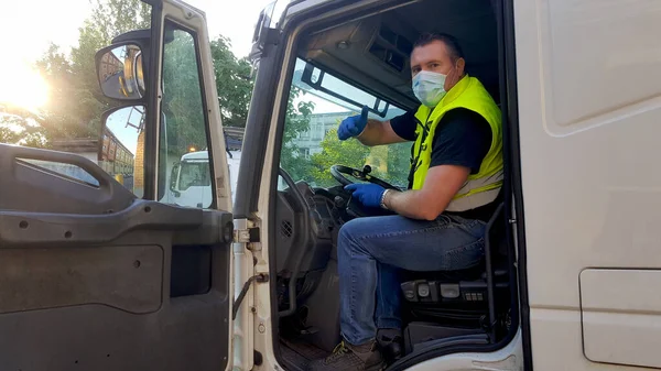 Jovem Transportador Caminhão Com Máscara Facial Luvas Proteção Para Coronavirus — Fotografia de Stock