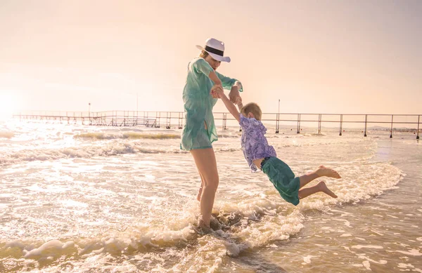 Mãe Crianças Estão Brincando Mar Praia — Fotografia de Stock