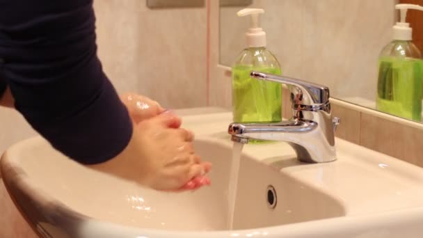 洗手用肥皂擦拭 以预防感染日冕病毒 保持卫生 避免传播日冕病毒 — 图库视频影像