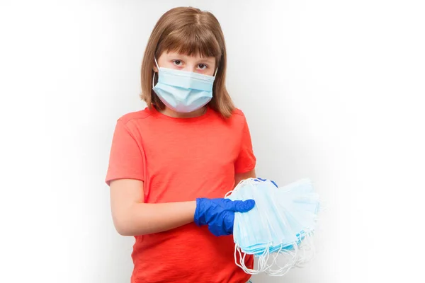 Chica Joven Está Mostrando Una Pila Máscara Quirúrgica Contra Coronavirus — Foto de Stock