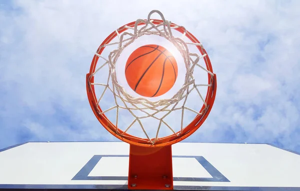 Баскетбол Проходит Через Корзину — стоковое фото