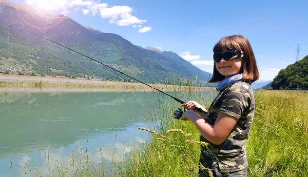 Jeune Fille Pêche Truite Dans Rivière — Photo