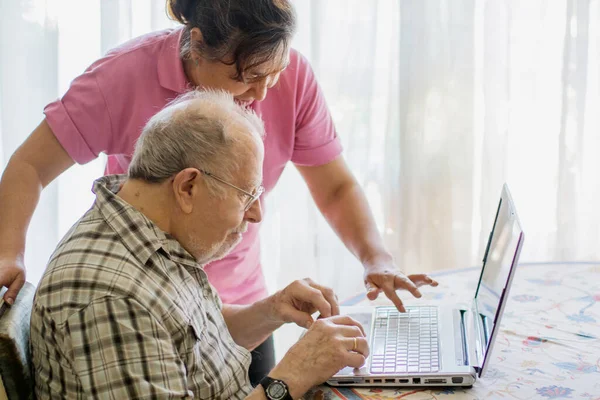 Senior Man His Caregiver Laptop Home Spending Time Togheter — Stock Photo, Image