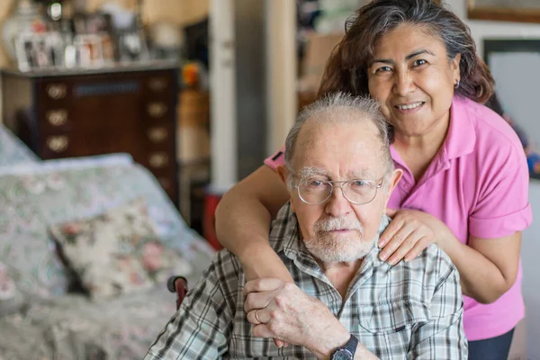 Starszy Mężczyzna Swoim Opiekunem Domu Pojęcie Opieki Zdrowotnej Nad Osobami — Zdjęcie stockowe
