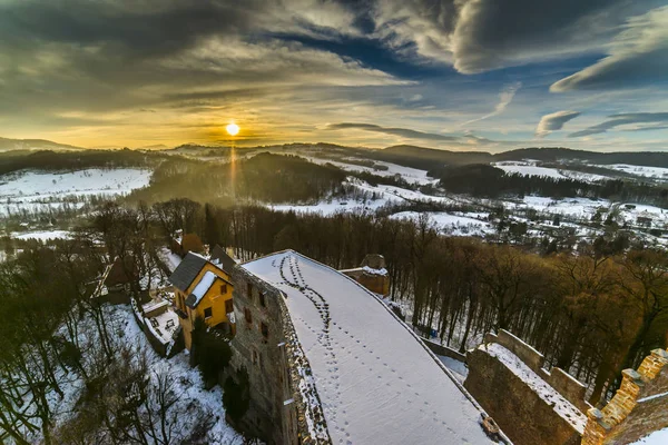 Puesta de sol sobre el castillo de Grodno en las montañas del búho —  Fotos de Stock