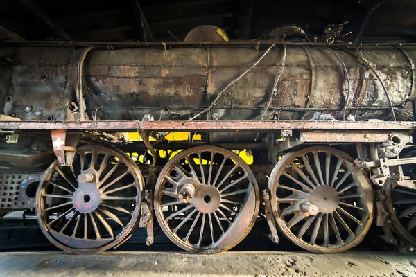 Velha locomotiva a vapor enferrujado — Fotografia de Stock