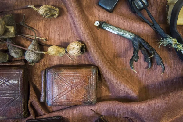 Cuervos pierna y otros talismanes en el museo de farmacia, Wroclaw — Foto de Stock