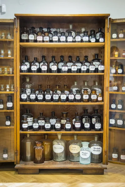 오래 된 약국, 폴란드의 브로 클루에 있는 약국 스톡 사진