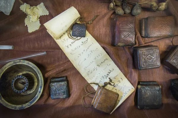 Velho pergaminho e outros talismãs no museu da farmácia, Wroclaw — Fotografia de Stock