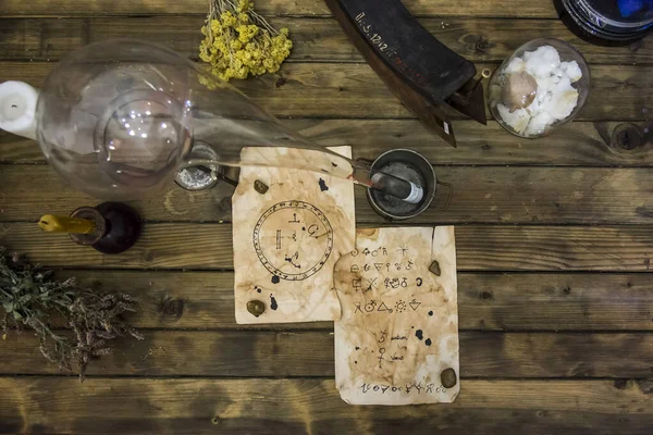 Pergaminho velho com símbolos de planeta, museu de farmácia — Fotografia de Stock