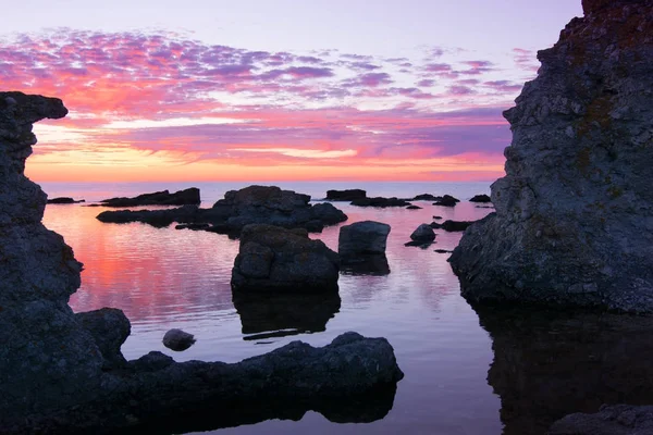 Costa rochosa na luz da noite — Fotografia de Stock