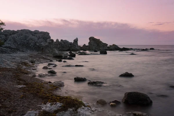 Skaliste wybrzeża w Folhammar, Wyspa Gotland, Szwecja — Zdjęcie stockowe