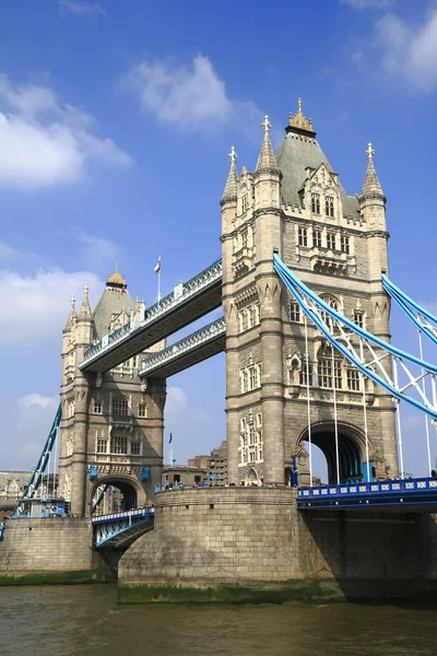 Tower Bridge over the River Thames in London — Stock Photo, Image