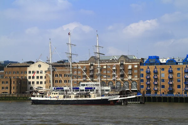 London, with yacht anchoring in the foreground — Stock Photo, Image