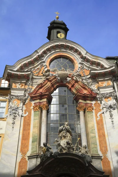 Fachada histórica de la iglesia barroca de Asam — Foto de Stock