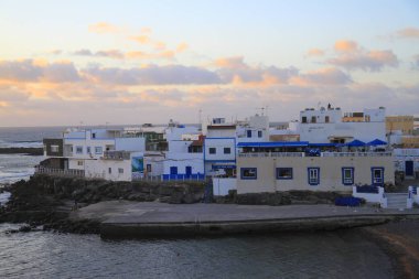 Fuerteventura, İspanya El Cotillo köyünde cadde görünümü