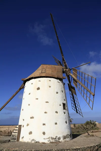 風車の近く、フェルテベントゥラ島 — ストック写真