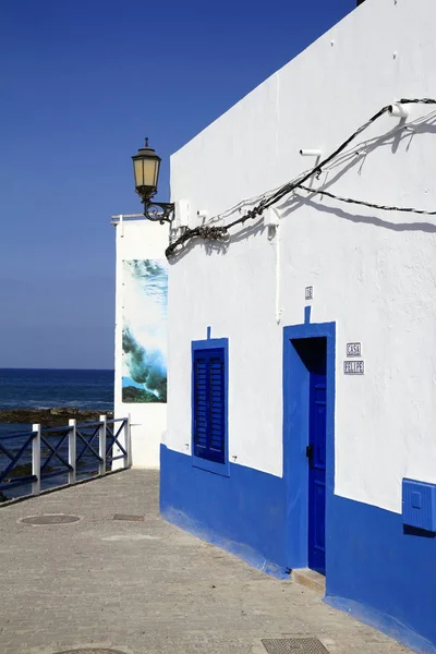 Straatmening in El Cotillo dorp op Fuerteventura, Spanje — Stockfoto