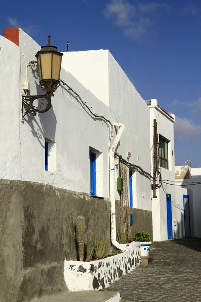 Vista sulla strada nel villaggio di El Cotillo a Fuerteventura, Spagna — Foto Stock