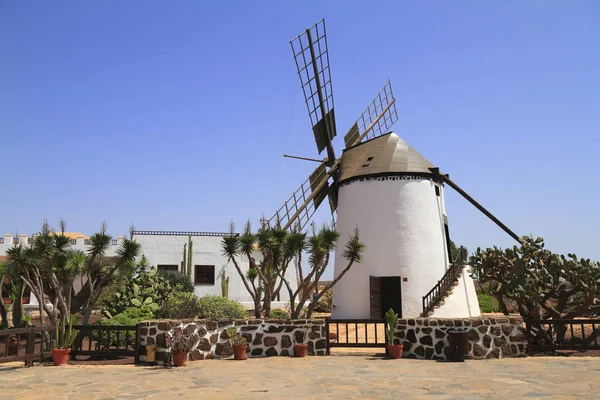 Antiguo molino de viento del pueblo de Antigua, Fuerteventura — Foto de Stock