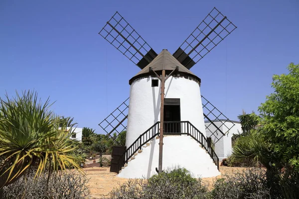 Antiguo molino de viento del pueblo de Antigua, Fuerteventura — Foto de Stock