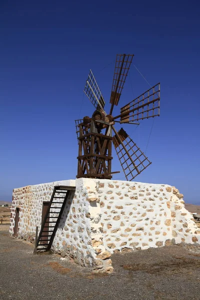 Antico mulino a vento vicino al villaggio di Tefia, Fuerteventura, Isole Canarie , — Foto Stock